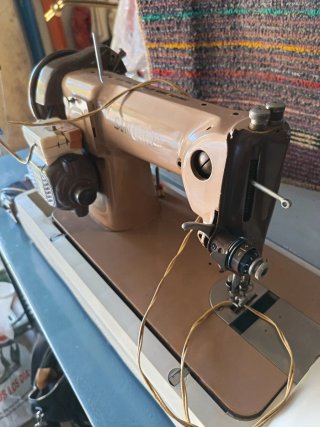 Máquina de coser Singer beige