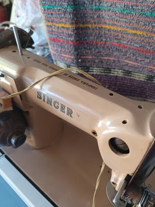 Máquina de coser Singer beige