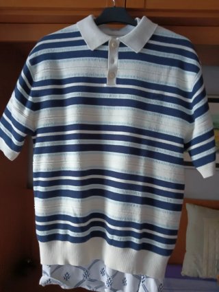 Polo de rayas azul y blanco