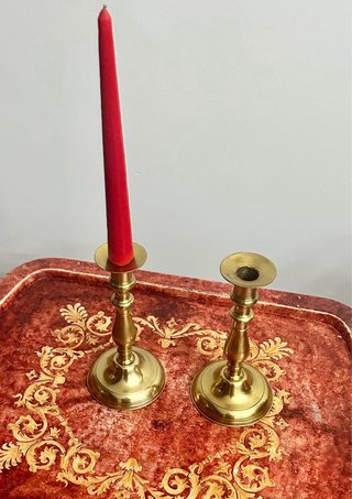 Candelabros de latón antiguos.