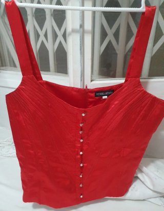 Blusa Corsé Rojo con Botones Brillantes