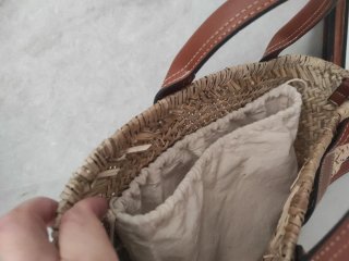 Bolso de paja con asas de cuero