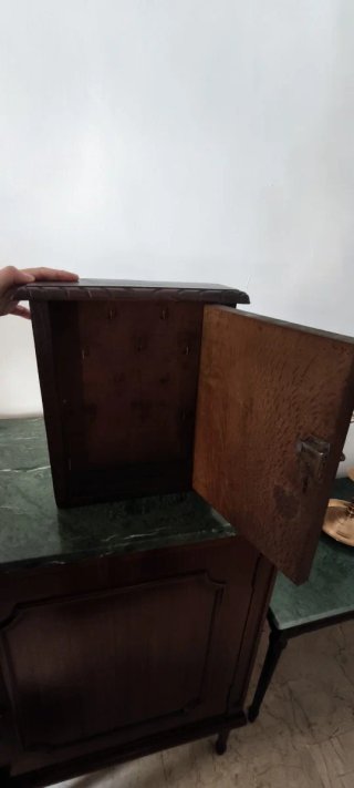 Armario para llaves de madera tallada