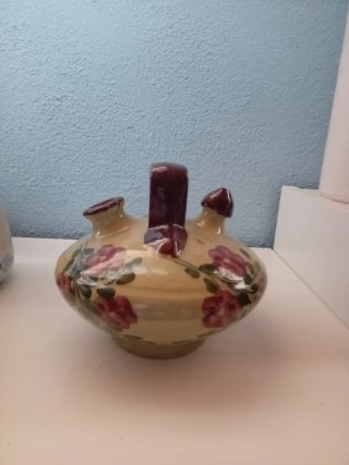 Cántaro plano decorado con flores