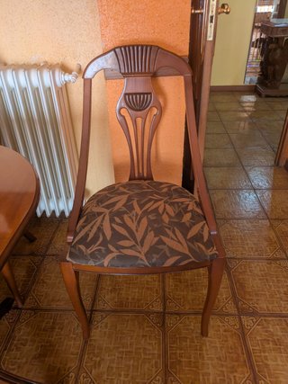 Silla de madera con tapizado floral