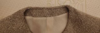Traje de chaqueta beige y dorado