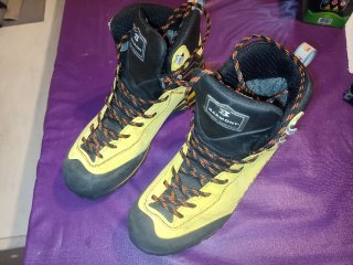 Botas de Montaña Garmont Gore-Tex Amarillas