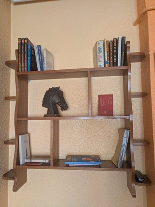 Estantería de madera abierta