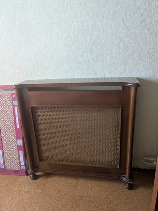 Cubre radiador de madera con rejilla