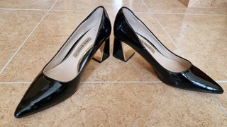 Zapatos de salón de charol negro