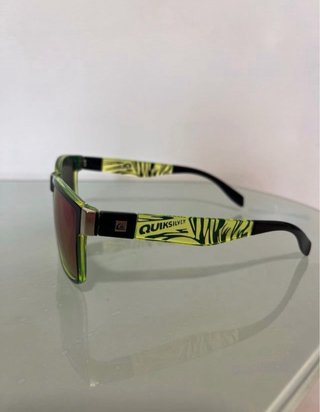 Gafas de sol negras y verdes