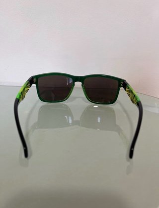 Gafas de sol negras y verdes