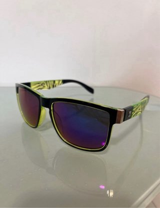 Gafas de sol negras y verdes