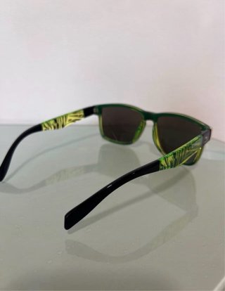 Gafas de sol negras y verdes
