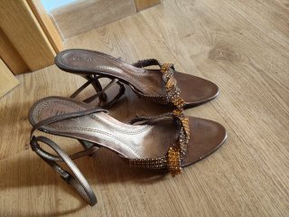 Sandalias LUXAN doradas con pedrería
