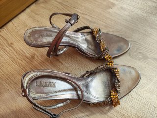 Sandalias LUXAN doradas con pedrería
