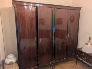 Armario de madera con detalles dorados