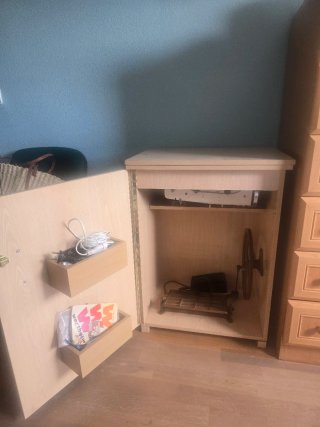 Máquina de coser con mueble
