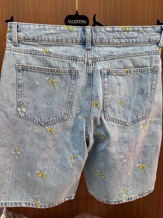 Bermuda vaquera Zara bordada floral