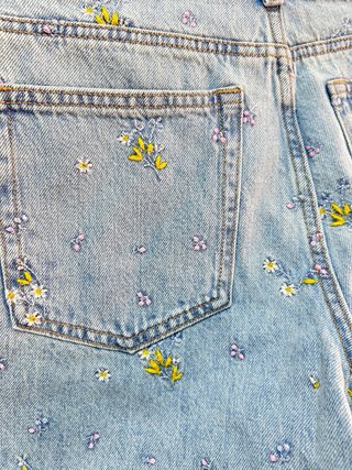 Bermuda vaquera Zara bordada floral