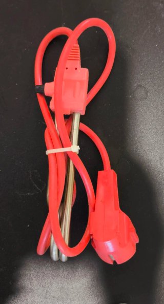 Resistencia eléctrica portátil roja.