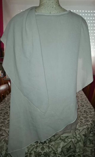 Blusa capa gris talla única