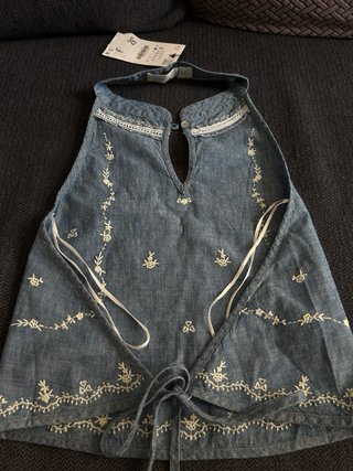 Top halter bordado Zara azul