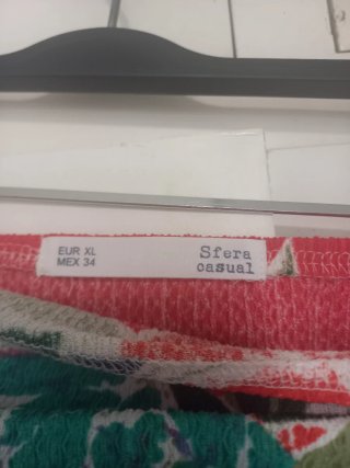 Falda midi floral roja tejido elástico.