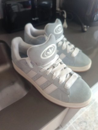 Zapatillas Adidas grises y blancas