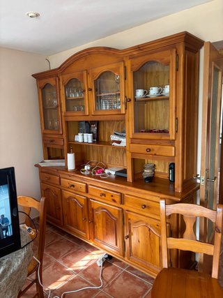 Mueble vitrina de madera y cristal