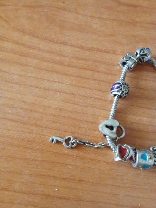 Pulsera plata con charms