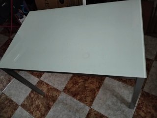 Mesa de cristal y metal gris