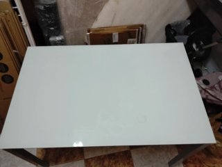Mesa de cristal y metal gris