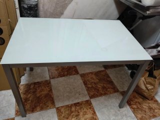 Mesa de cristal y metal gris