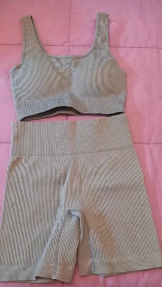 Conjunto deportivo verde azulado