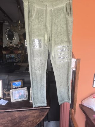 Pantalones verdes con detalles plateados