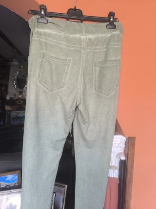 Pantalones verdes con detalles plateados
