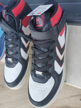 Zapatillas Hummel Negras y Rojas