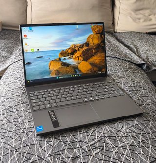 Lenovo IdeaPad Slim 3 15IRH10 - Casi Nuevo