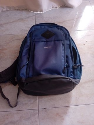 Mochila Quechua 40x30x15cm Azul y Negra