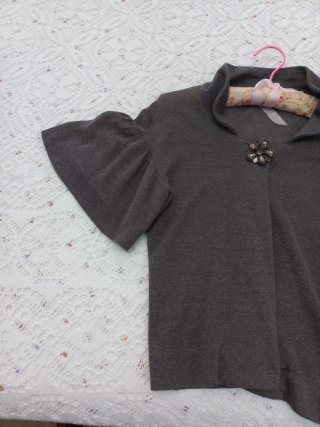 Chaqueta gris con broche floral
