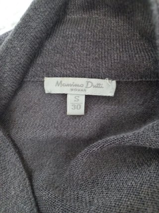 Chaqueta gris con broche floral