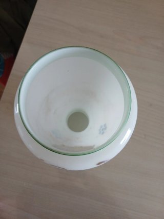 Vaso in opaline con scena galante