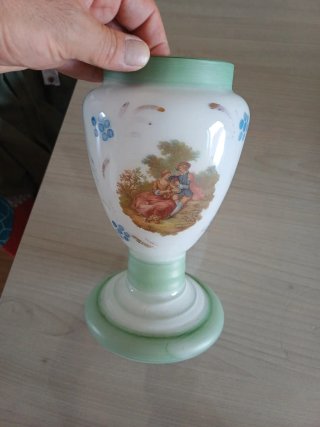 Vaso in opaline con scena galante