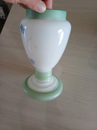 Vaso in opaline con scena galante