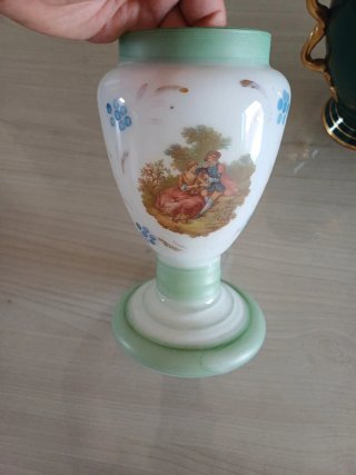 Vaso in opaline con scena galante