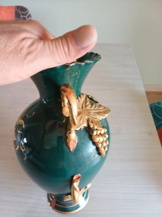 Vaso in ceramica verde con decori oro