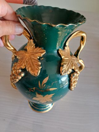 Vaso in ceramica verde con decori oro