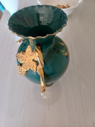 Vaso in ceramica verde con decori oro