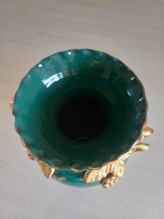 Vaso in ceramica verde con decori oro